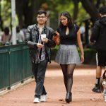 Una pareja de jóvenes camina por una calle en Ciudad de México (México). Archivo. EFE/ José Méndez