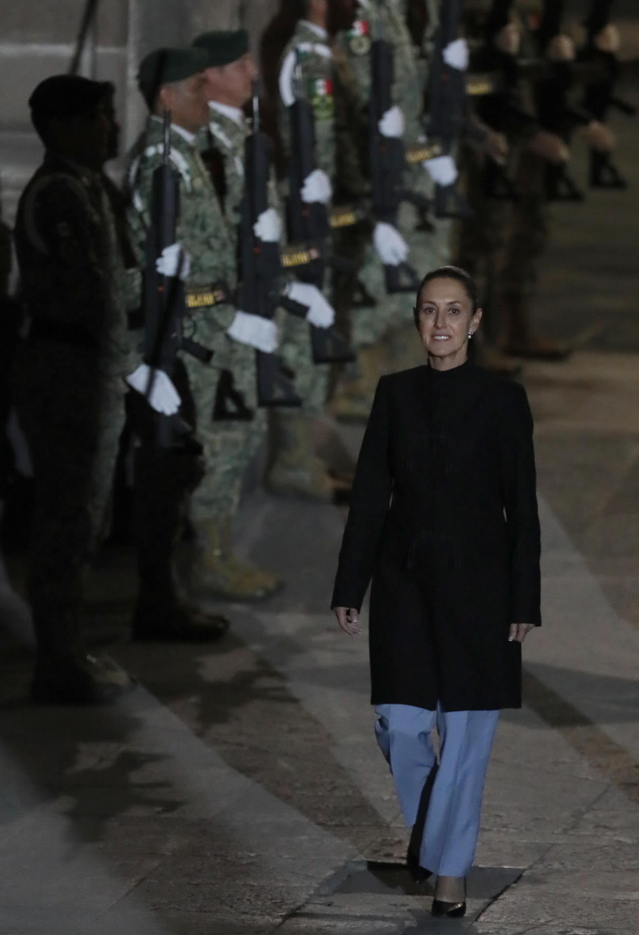 La presidenta de México, Claudia Sheinbaum, a su arribo a la conmemoración del 'Bicentenario de la República', este jueves en el zócalo de la Ciudad de México (México). EFE/ Mario Guzmán
