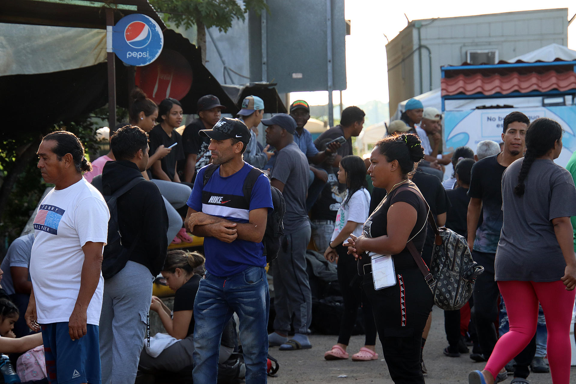 Migrantes permanecen en las principales plazas públicas este martes, en la ciudad de Tapachula en el estado de Chiapas (México). EFE/Juan Manuel Blanco
