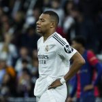 El delantero del Real Madrid Kylian Mbappé tras el partido de la jornada 11 de LaLiga EA Sports entre el Real Madrid y el FC Barcelona, este sábado en el estadio Santiago Bernabéu. EFE/Kiko Huesca