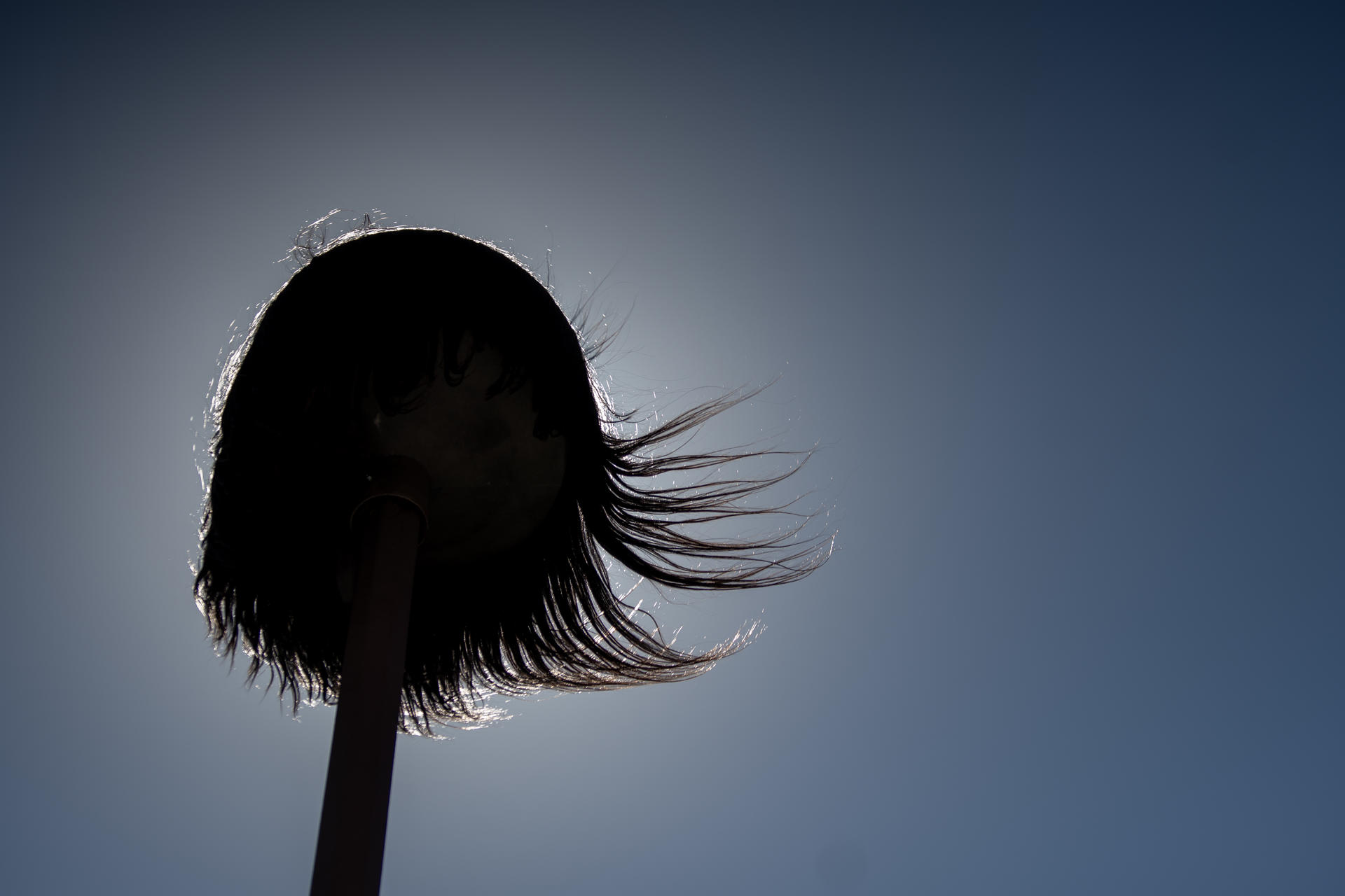 Fotografía de la obra “Tu imagen se borrará, pero no se la llevará el viento” del artista Isaac Olvera, inaugurada este miércoles en el Patio de las Esculturas del Museo de Arte contemporáneo de Monterrey (México). EFE/Miguel Sierra.
