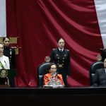 La presidenta de México Claudia Sheinbaum (i) acompañada de presidenta de la Cámara de Diputados, Ifigenia Martínez (c) y el mandatario saliente, Andrés Manuel López Obrador (d), (2018-2024), durante la toma protesta en la Cámara de Diputados este martes en la Ciudad de México (México). EFE/José Méndez