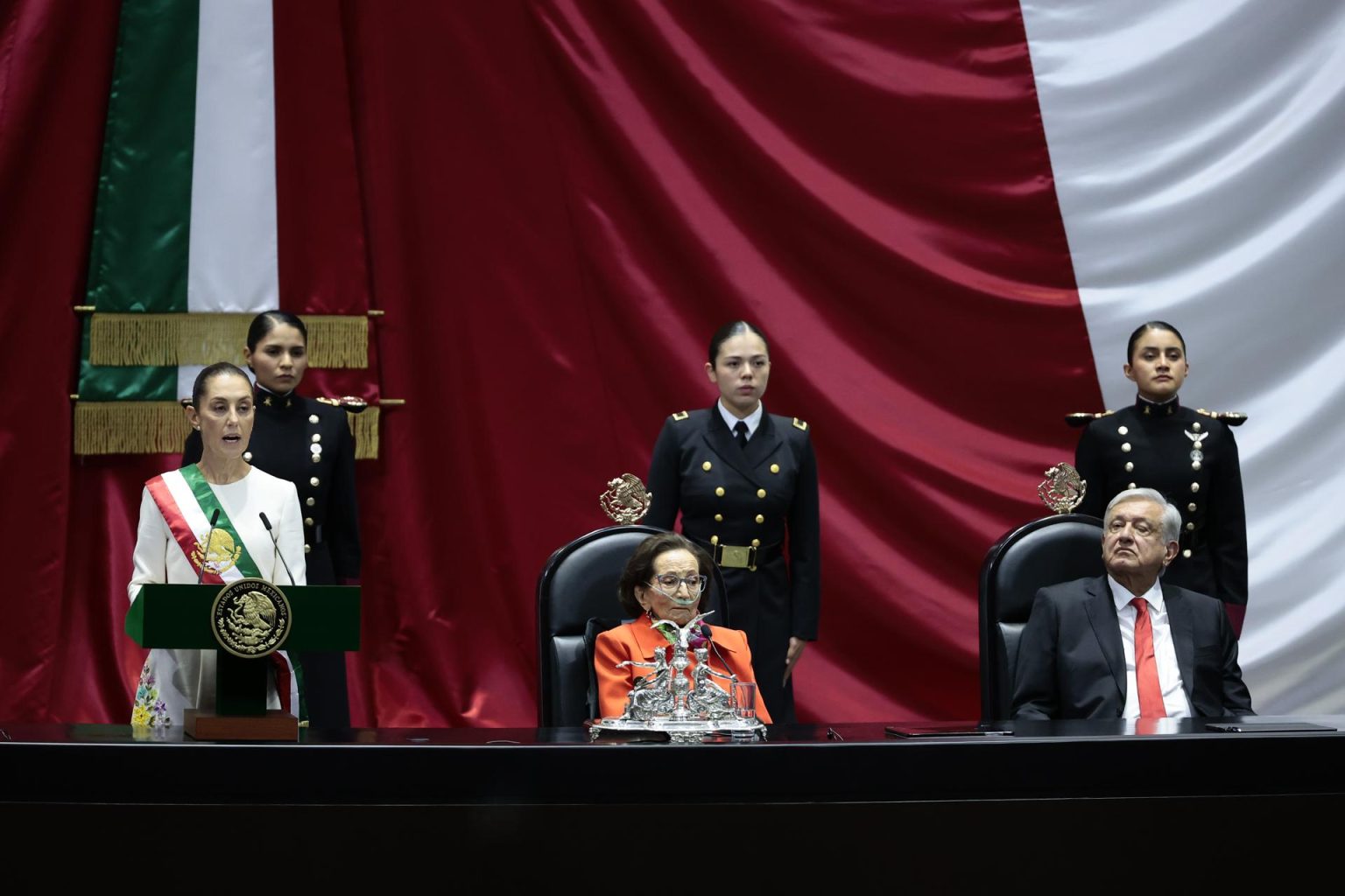 La presidenta de México Claudia Sheinbaum (i) acompañada de presidenta de la Cámara de Diputados, Ifigenia Martínez (c) y el mandatario saliente, Andrés Manuel López Obrador (d), (2018-2024), durante la toma protesta en la Cámara de Diputados este martes en la Ciudad de México (México). EFE/José Méndez