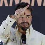 Fernando Alonso, piloto español de la escudería Aston Martin de la Fórmula Uno, saluda a fanáticos durante un acto protocolario este miércoles, en la Ciudad de México (México). EFE/Mario Guzmán