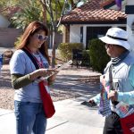 Fotografía del 1 de octubre de 2024 de George Escarero y Perla Puente, miembros de la Unión de Trabajadores Culinarios de Las Vegas, recorriendo un barrio para impulsar el voto por la candidata demócrata Kamala Harris, en Las Vegas (Estados Unidos). EFE/ Mónica Rubalcava