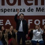 El secretario nacional de MORENA, Andrés Manuel López Beltrán saluda, durante una asamblea informativa con militantes, este domingo en Monterrey, en el estado de Nuevo León (México). EFE/Miguel Sierra