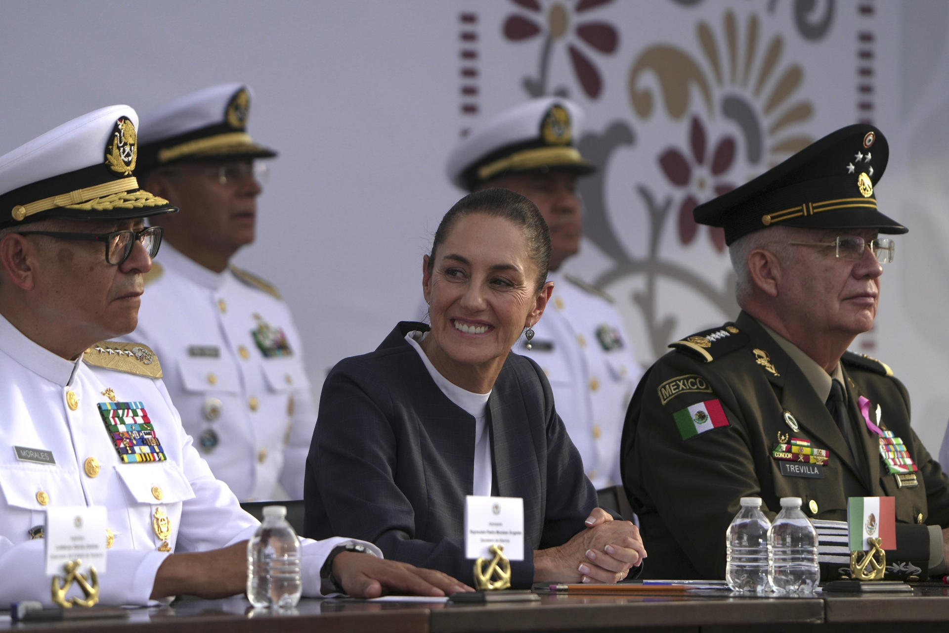 Fotografía cedida este viernes por la Presidencia de México, de la presidenta de México, Claudia Sheinbaum (c), acompañada del secretario de Marina (Semar), Raymundo Pedro Morales (i), y de la Defensa Nacional (Sedena), Ricardo Trevilla Trejo (d), durante un acto protocolario en el Puerto de Veracruz (México). EFE/Presidencia de México/SOLO USO EDITORIAL/SOLO DISPONIBLE PARA ILUSTRAR LA NOTICIA QUE ACOMPAÑA (CRÉDITO OBLIGATORIO)
