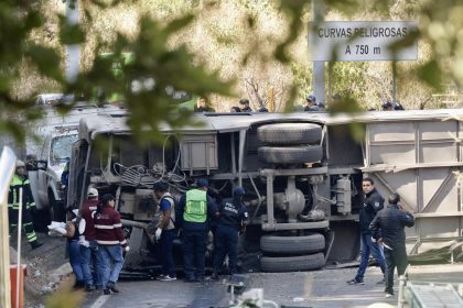 Personal de rescate labora en la zona donde se registró un accidente de un autobús. Imagen de archivo. EFE/Felipe Gutiérrez