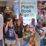 Decenas de personas asisten a la Feria Internacional de Libro de Miami (EE.UU.), organizada por el Miami Dade Collegue. Archivo. EFE/ Giorgio Viera