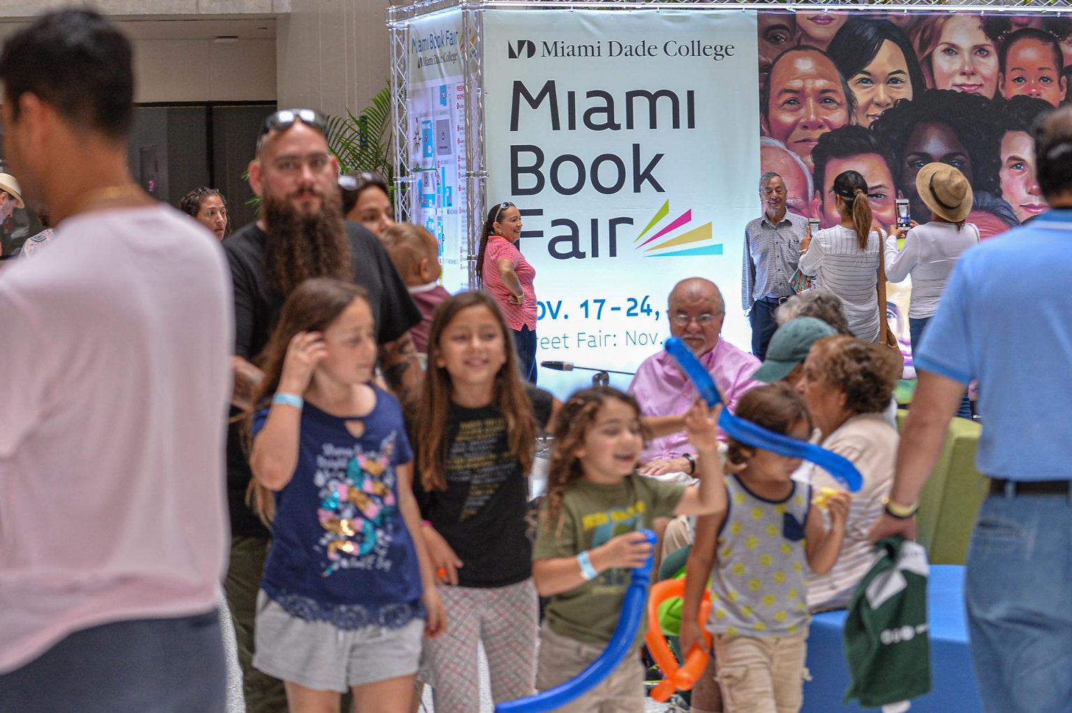 Decenas de personas asisten a la Feria Internacional de Libro de Miami (EE.UU.), organizada por el Miami Dade Collegue. Archivo. EFE/ Giorgio Viera