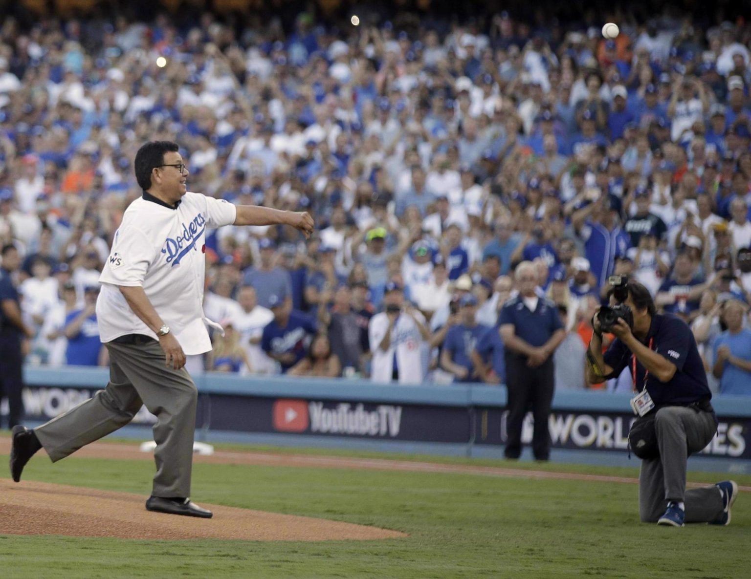 "No tengo miedo cuando estoy lanzando", confesó la leyenda de las Grandes Ligas, el lanzador mexicano Fernando Valenzuela, quien falleció el martes 22 de octubre y un día 23, como el de hoy, pero de 1981, apareció en el montículo para ayudar a los Dodgers de Los Ángeles a conquistar la Serie Mundial que para entonces perdían con los Yanquis de Nueva York. Foto archivo EPA/Mike Nelson