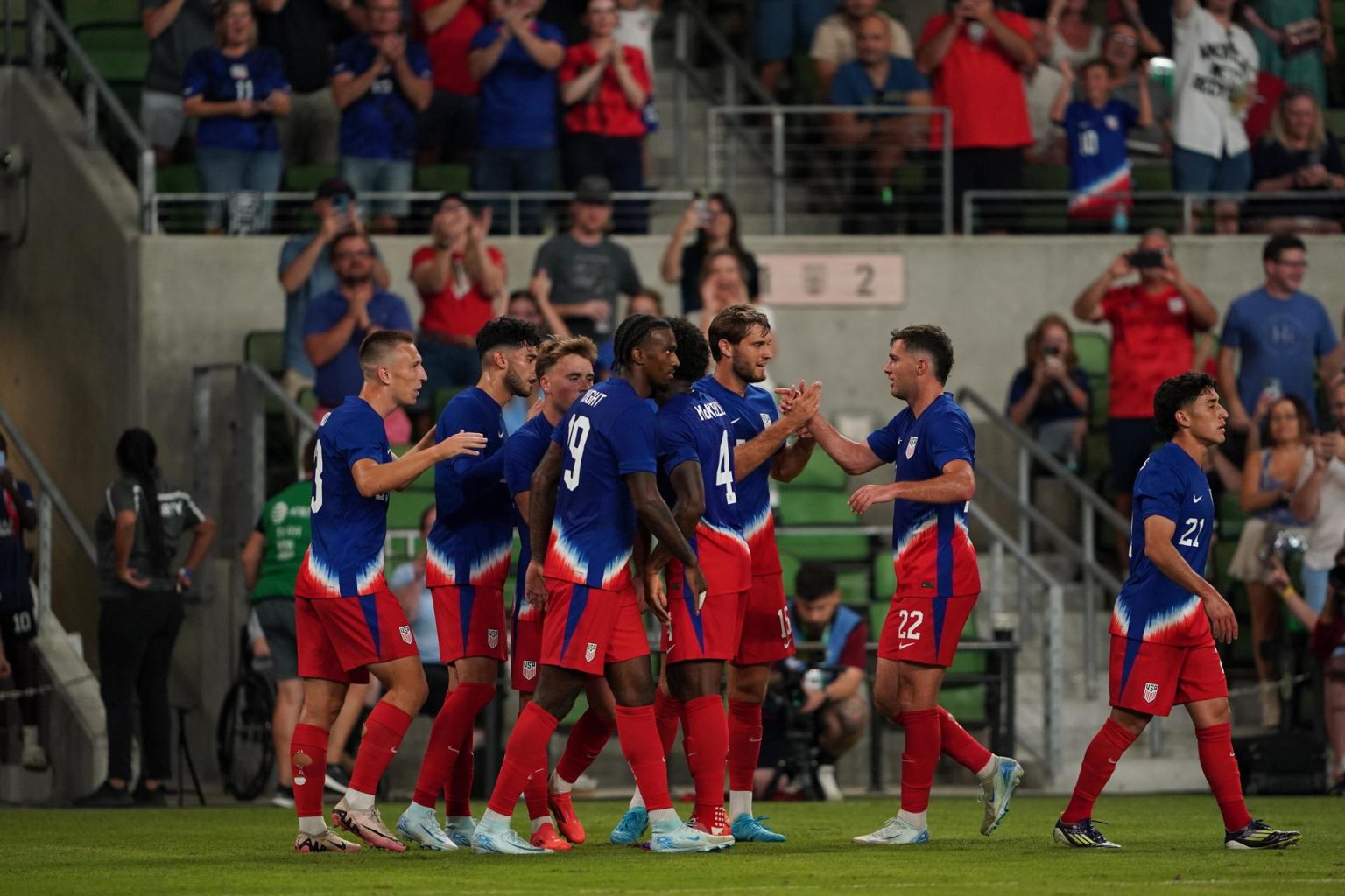 Jugadores de la selección de Estados Unidos celebran un gol ante Panamá en un partido amistoso. EFE/DUSTIN SAFRANEK