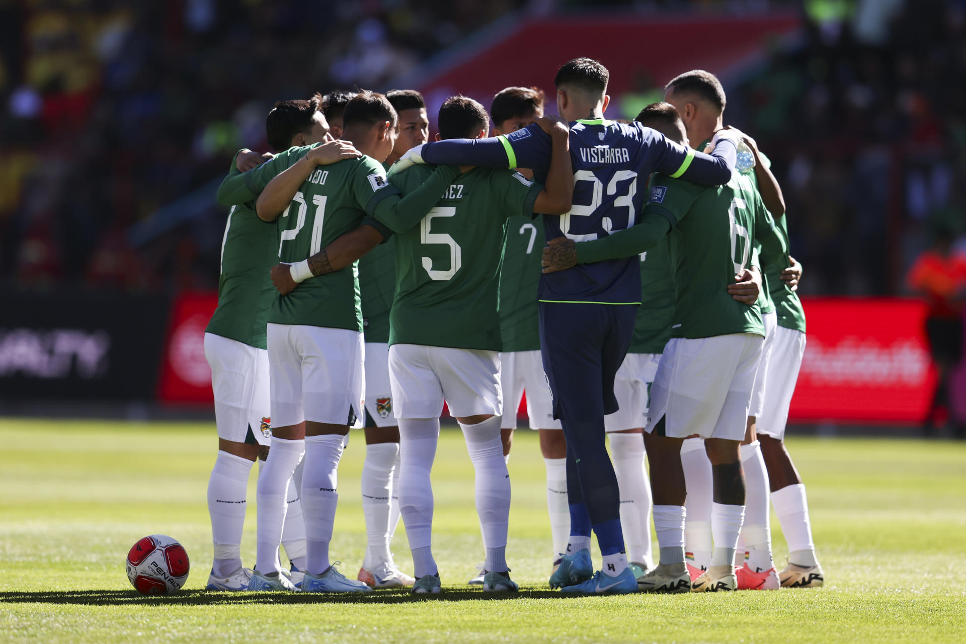 Jugadores de Bolivia se abrazan en un partido de las eliminatorias sudamericanas para el Mundial de 2026. EFE/ Luis Gandarillas
