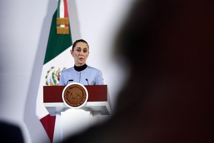 La presidenta de México, Claudia Sheinbaum, habla durante su conferencia de prensa matutina este jueves, en Palacio Nacional de la Ciudad de México (México). EFE/ José Méndez