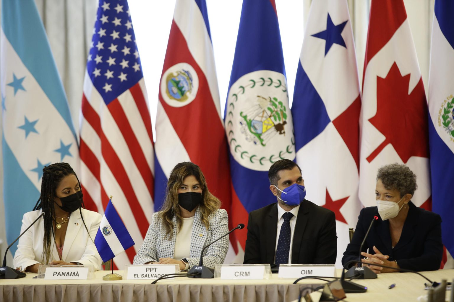 Imagen de archivo de Marta Elida Gordón (i), vicecanciller de Panamá; Cindy Mariella Portal (2i), viceministra de Relaciones Exteriores de El Salvador; Luis Alonso Serrano (2d), ejecutivo de la CRM y Michele Klein-Solomon (d) directora regional para Norteamérica, Centroamérica y Caribe. EFE/Bienvenido Velasco