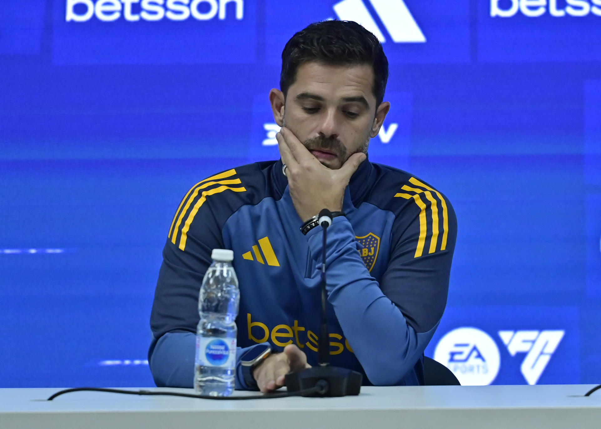 El ex futbolista argentino Fernando Gago habla durante una rueda de prensa tras asumir como nuevo entrenador de Boca Juniors en Buenos Aires (Argentina). EFE/ Matias Martin Campaya
