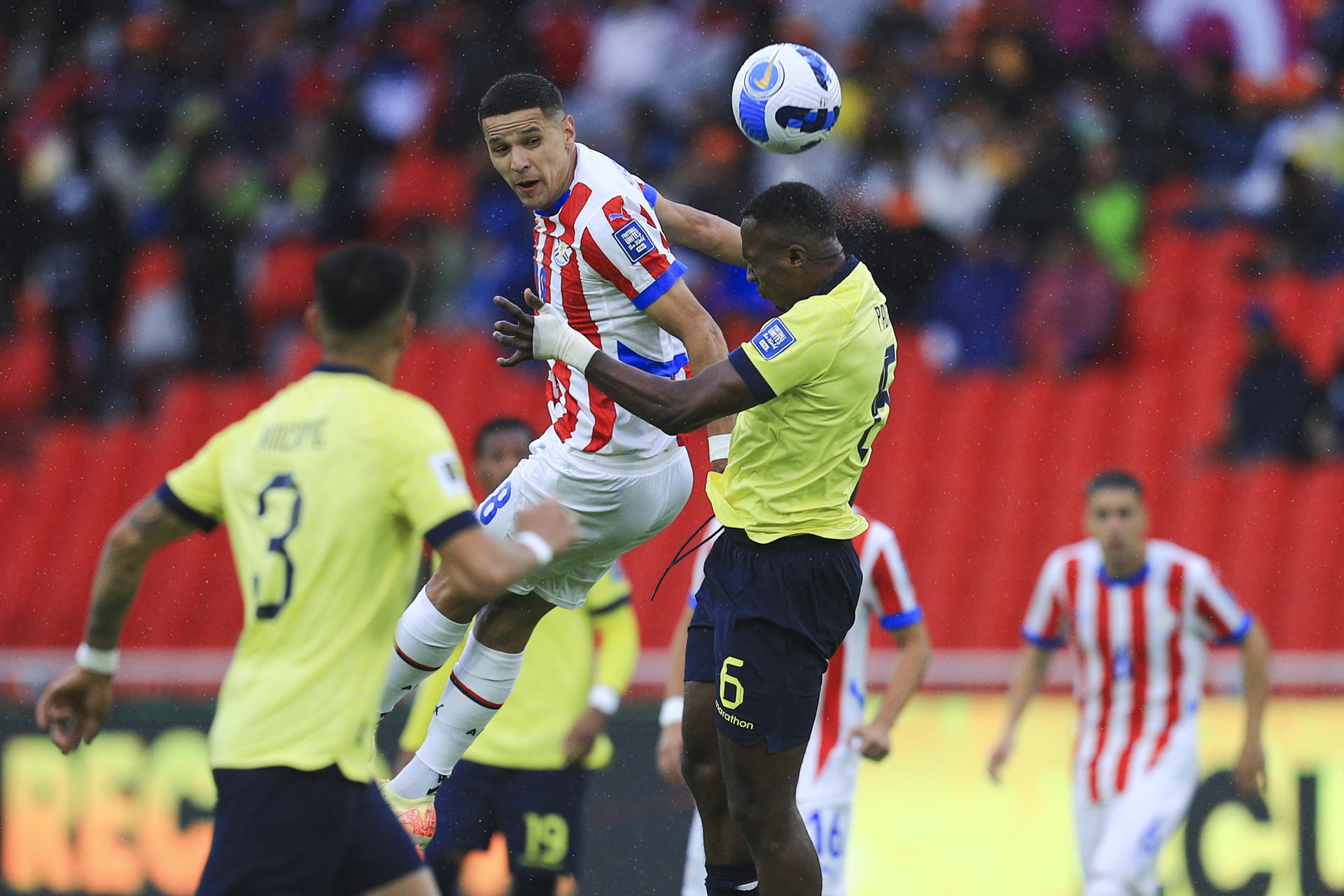 Willian Pacho (d) de Ecuador disputa un balón con Alex Arce (c) de Paraguay en un partido de las eliminatorias sudamericanas para el Mundial de 2026. EFE/ José Jácome
