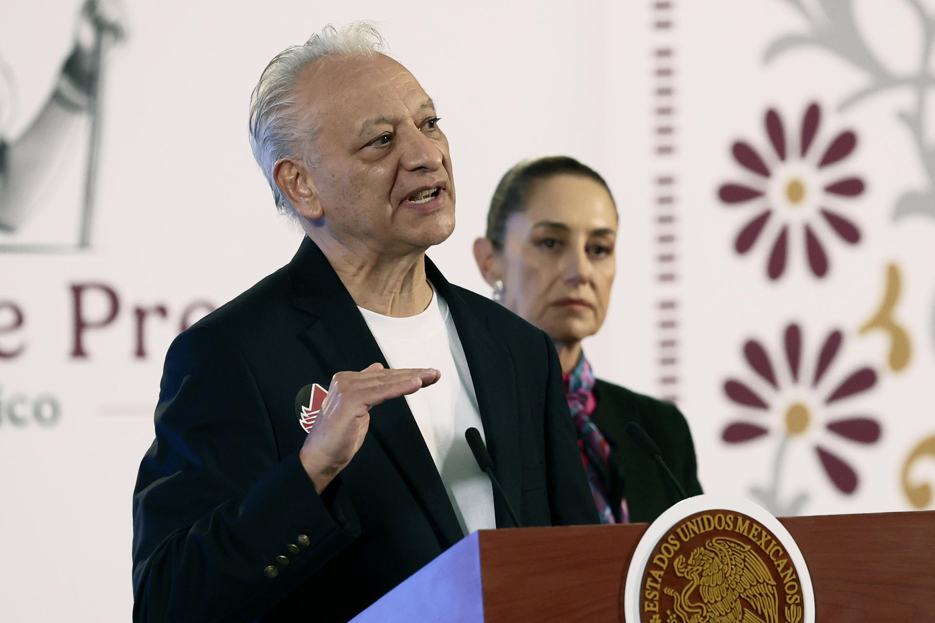 El director general de Petróleos Mexicanos, Víctor Rodríguez, participa este viernes durante la conferencia de prensa matutina de la presidenta de México, Claudia Sheinbaum, en Palacio Nacional de la Ciudad de México (México). EFE/ José Méndez
