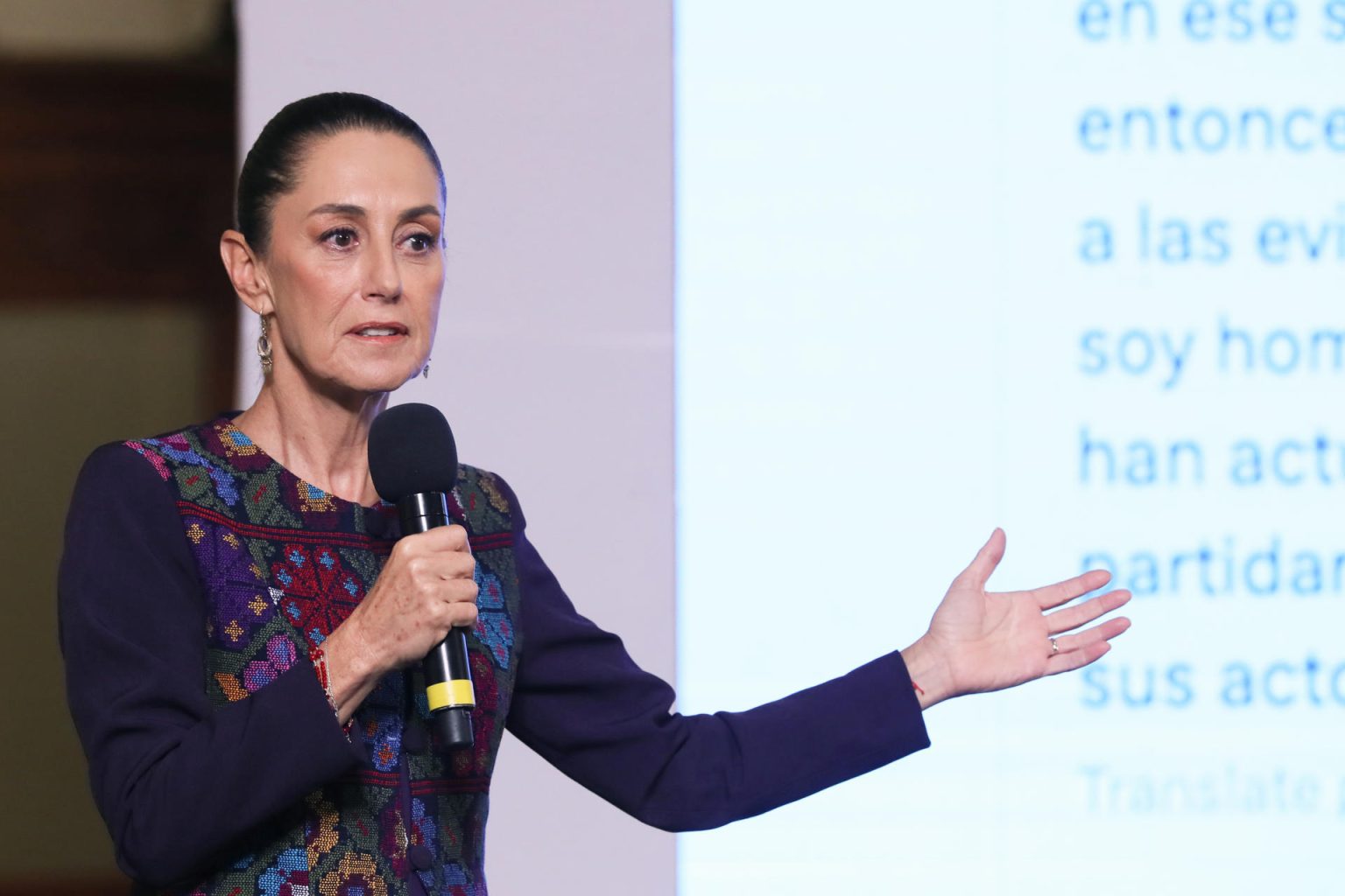 La presidenta de México Claudia Sheinbaum, participa este jueves en una rueda de prensa en Palacio Nacional, en la Ciudad de México (México). EFE/ Mario Guzmán