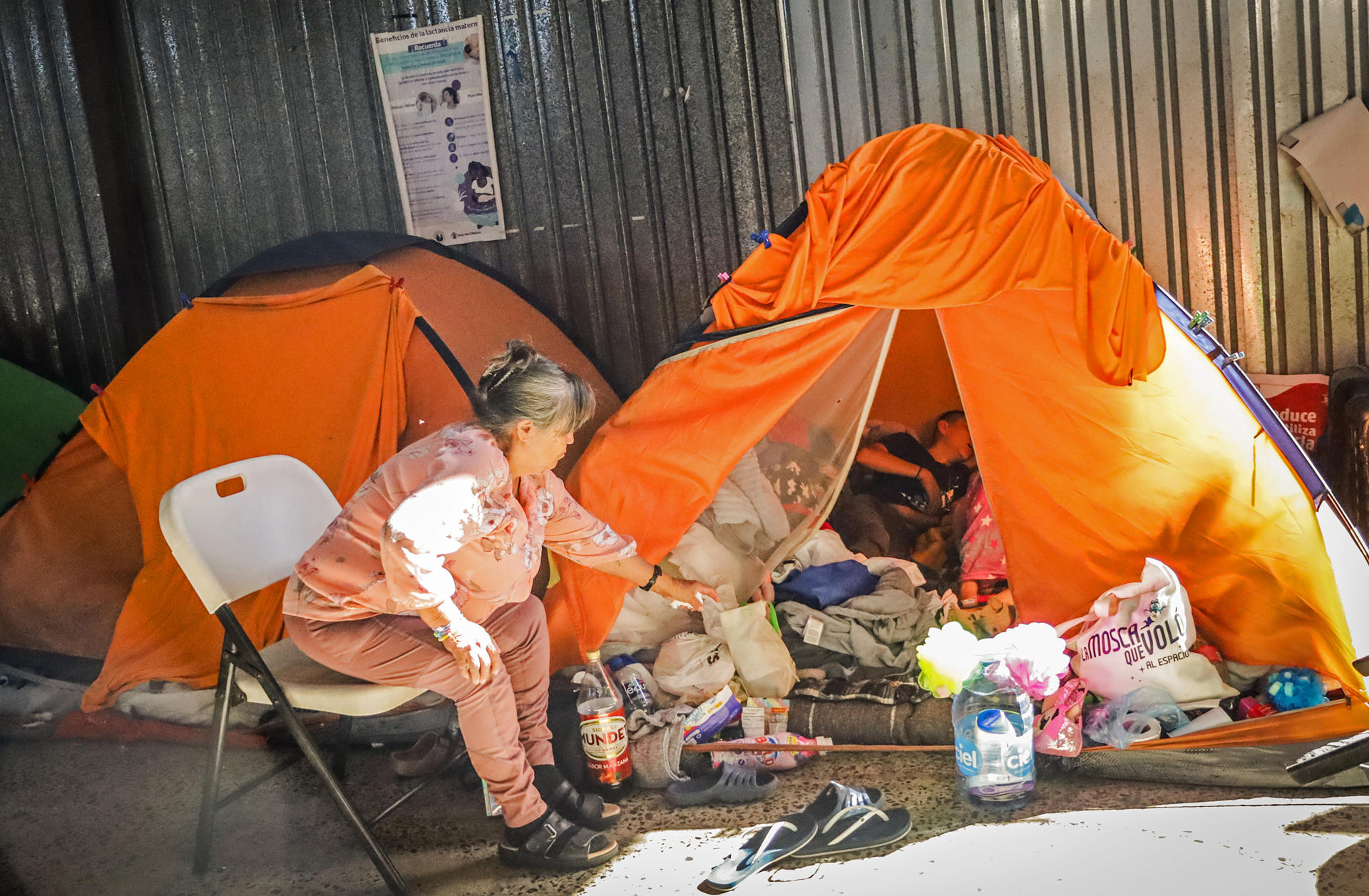 Migrantes permanecen en el albergue Movimiento Juventud 2000, en espera de resolver su situación migratoria, este viernes en la ciudad de Tijuana en Baja California (México). EFE/Joebeth Terriquez
