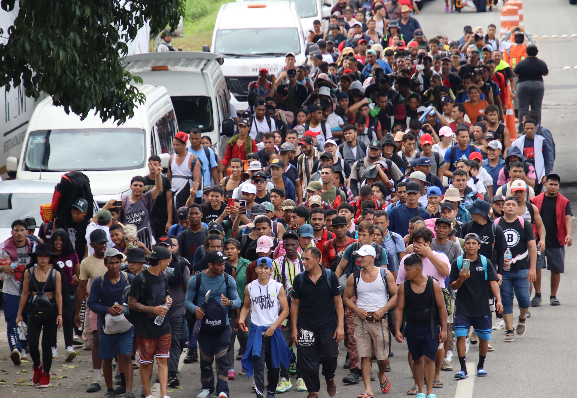 Migrantes caminan en caravana este domingo en el municipio de Tapachula en el estado de Chiapas (México). EFE/ Juan Manuel Blanco
