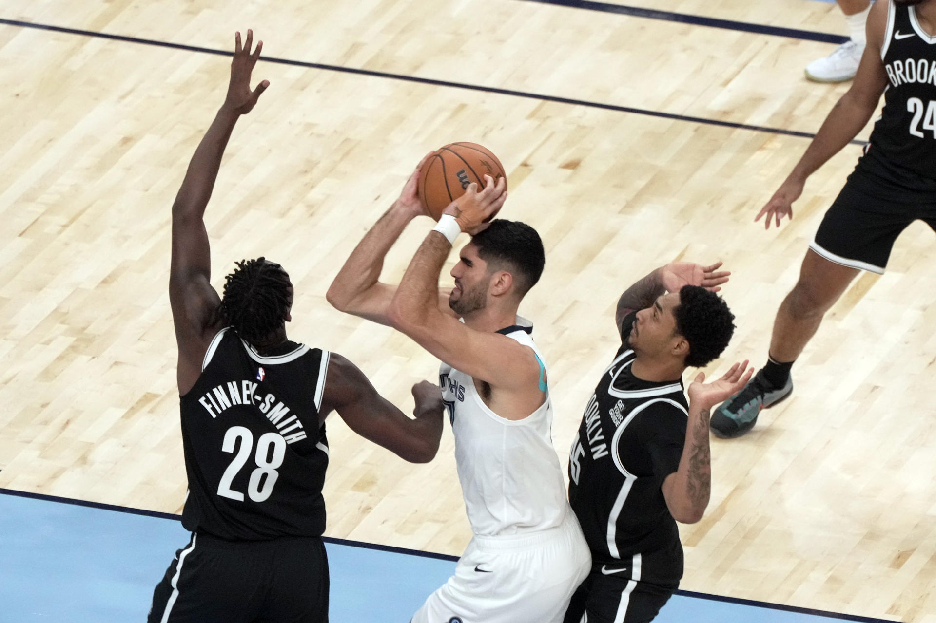 Santi Aldama (c) de los Memphis Grizzlies disputa el balón con Dorian Finney-Smith de los Brooklyn Nets, este miércoles durante un partido de la NBA. EFE/ Karen Pulfer Focht
