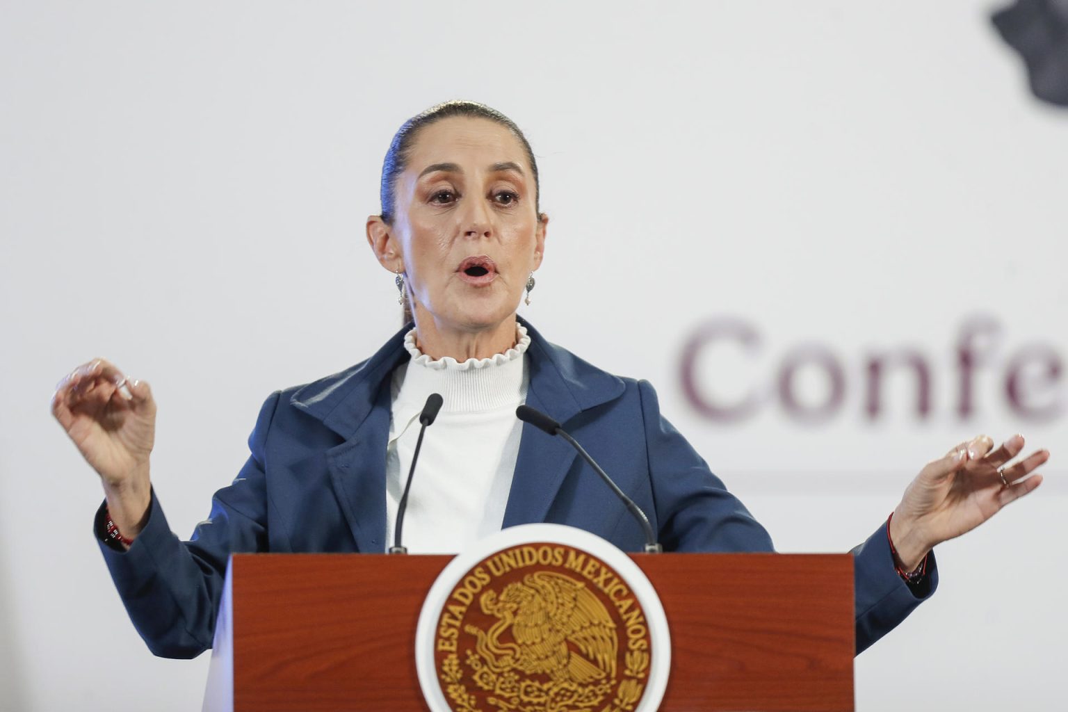 La presidenta de México, Claudia Sheinbaum, habla este jueves durante una rueda de prensa en Palacio Nacional, de la Ciudad de México (México). EFE/ Isaac Esquivel