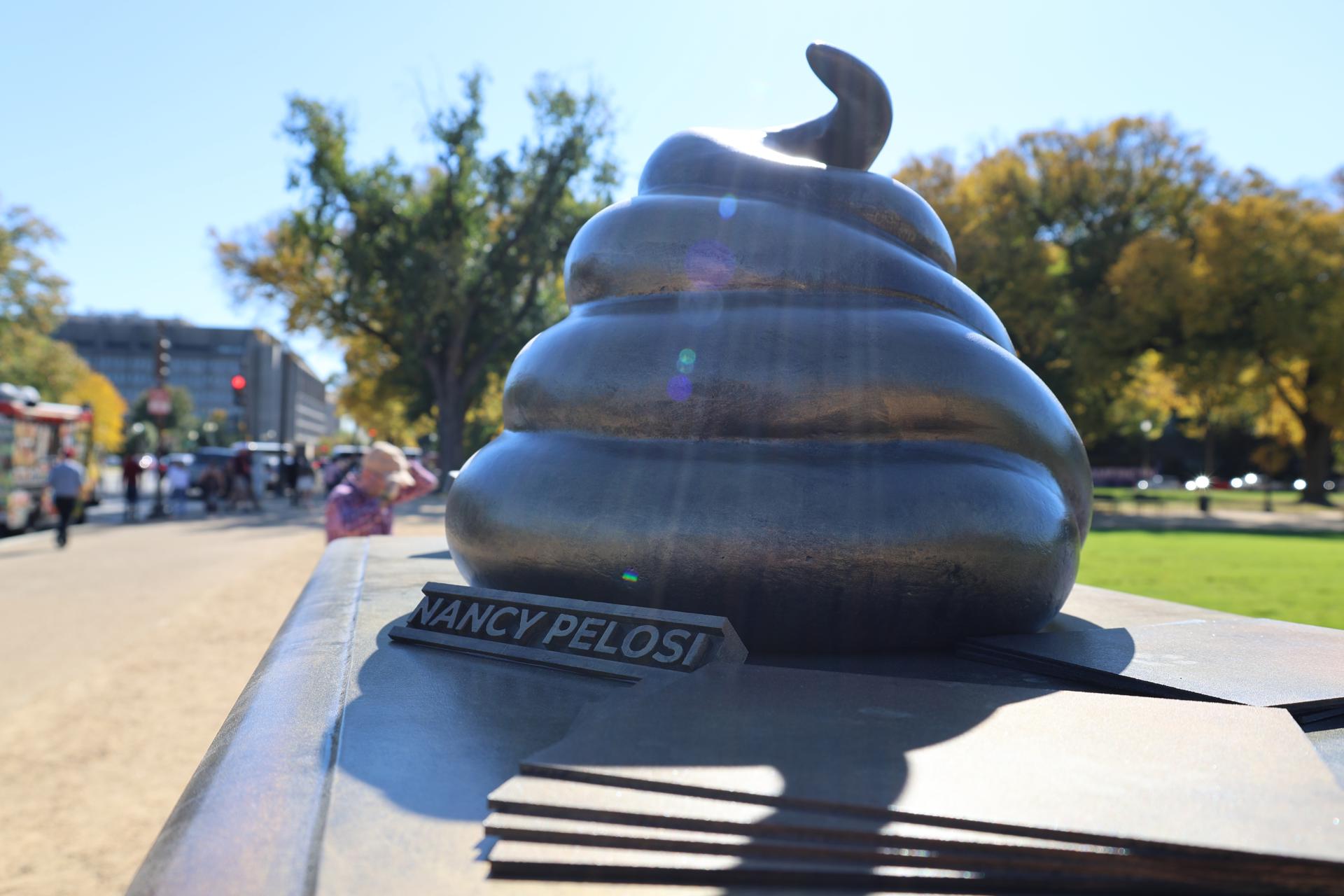 Fotografía de una figura en bronce de un escritorio con un excremento encima, instalado en el National Mall cerca del Capitolio, este jueves en Washington (EE. UU.). EFE/Octavio Guzmán
