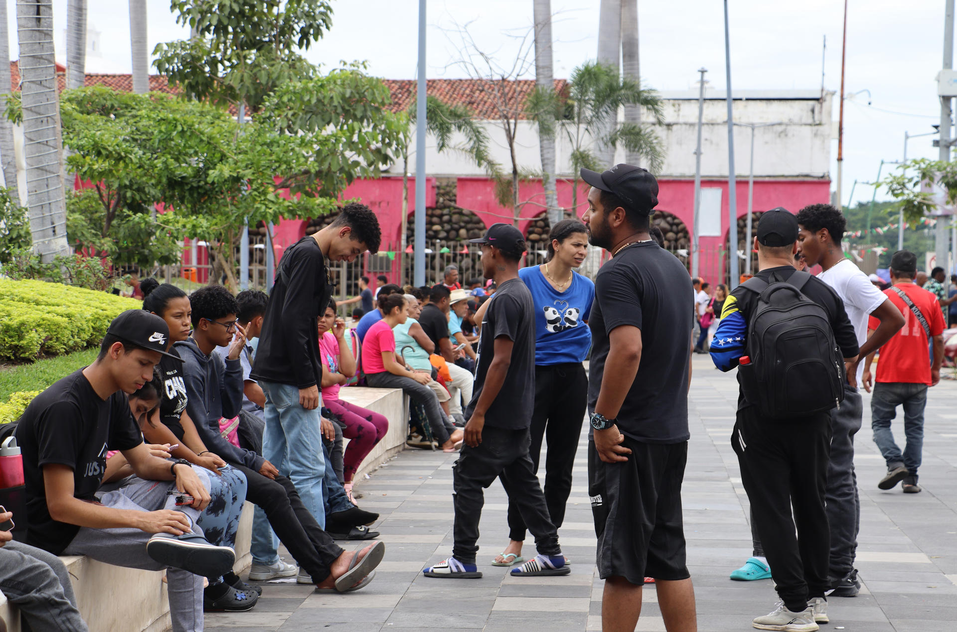 Migrantes permanecen en las principales plazas del municipio de Tapachula, este domingo, en el estado de Chiapas (México). EFE/Juan Manuel Blanco
