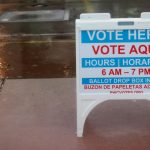 Fotografía de un cartel en inglés y español que indica un puesto de votación cerca de un centro de votación en Woodbridge, Virginia (EE. UU). Imagen de archivo.  EFE/Jorge Bañales