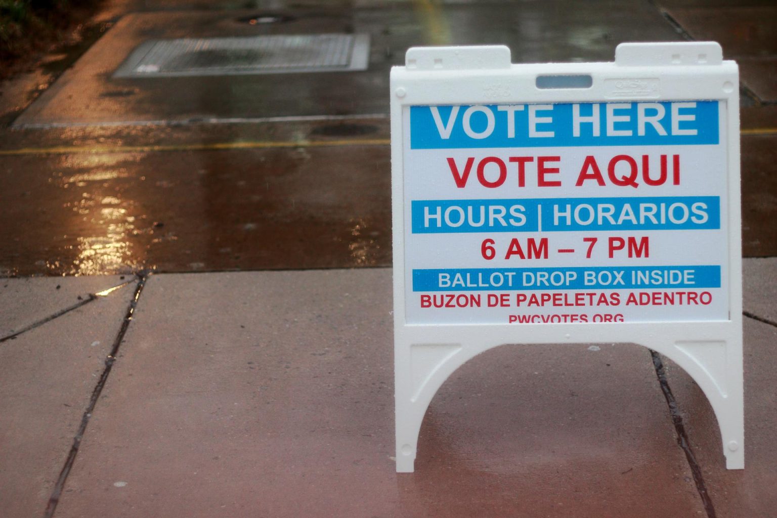 Fotografía de un cartel en inglés y español que indica un puesto de votación cerca de un centro de votación en Woodbridge, Virginia (EE. UU). Imagen de archivo.  EFE/Jorge Bañales