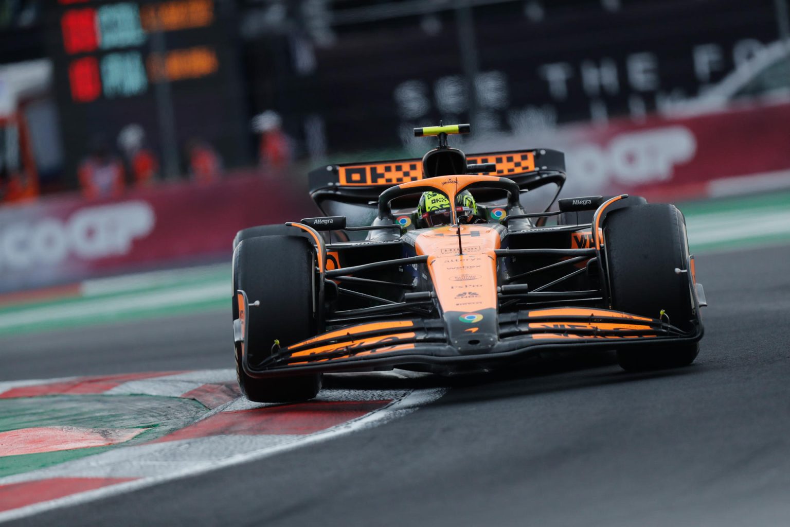 El piloto británico del equipo McLaren Lando Norris, compite este domingo en el Gran Premio de Fórmula 1 en el autódromo Hermanos Rodriguez de la Ciudad de México (México). EFE/Isaac Esquivel