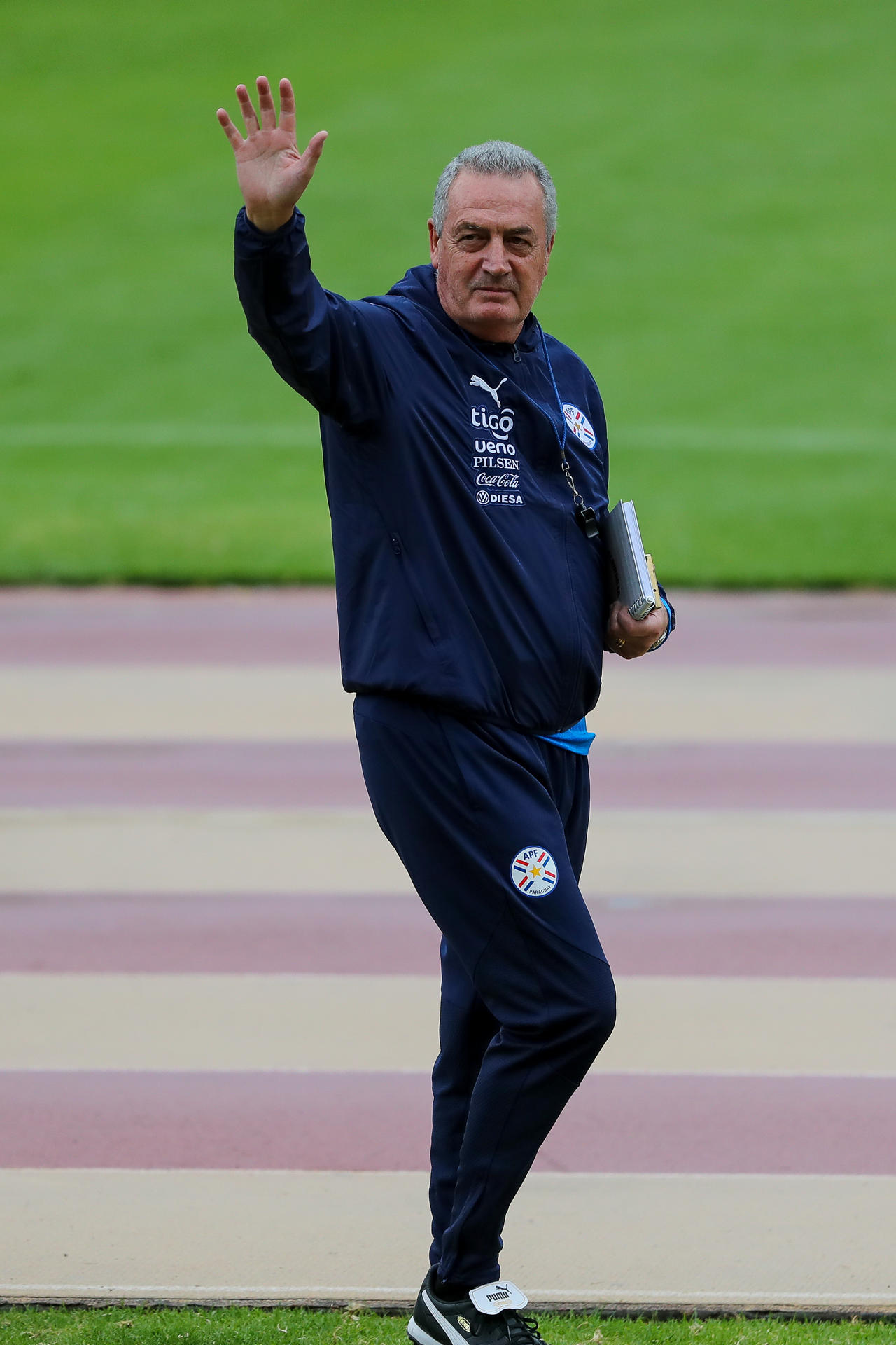 El entrenador argentino Gustavo Alfaro dirigió el 8 de octubre el último entrenamiento intensivo de la selección de Paraguay para enfrentar este jueves en Quito a la de Ecuador. EFE/José Jácome
