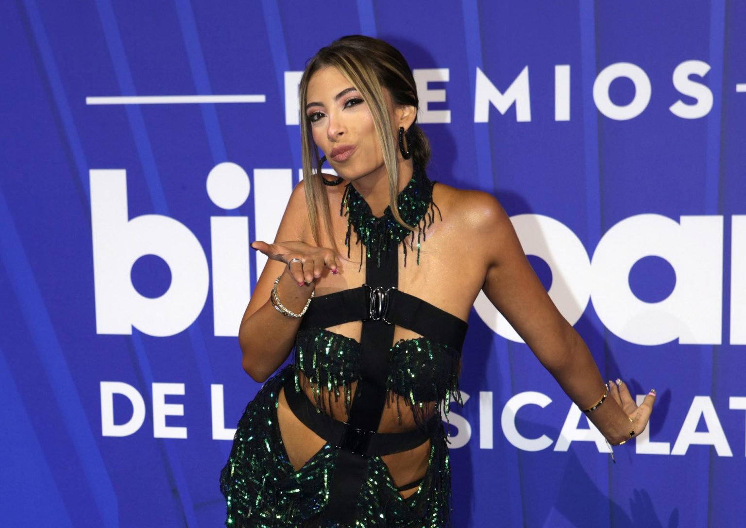 La cantante estadounidense de origen colombiano Valentina Mami posa en la alfombra azul de los premios Billboard de la Música Latina, este jueves en el Jackie Gleason Theatre, en Miami Beach (Estados Unidos). EFE/ Marlon Pacheco