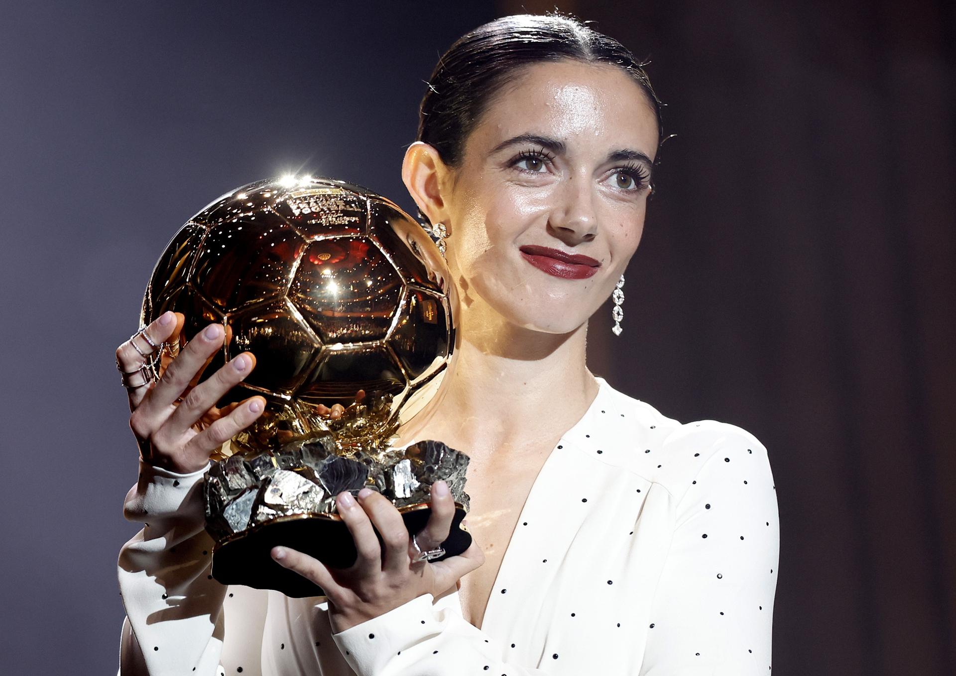 La jugadora del Barcelona Aitana Bonmati gana el Balón de Oro Femenino 2024 en la ceremonia del Balón de Oro 2024. EFE/EPA/MOHAMMED BADRA
