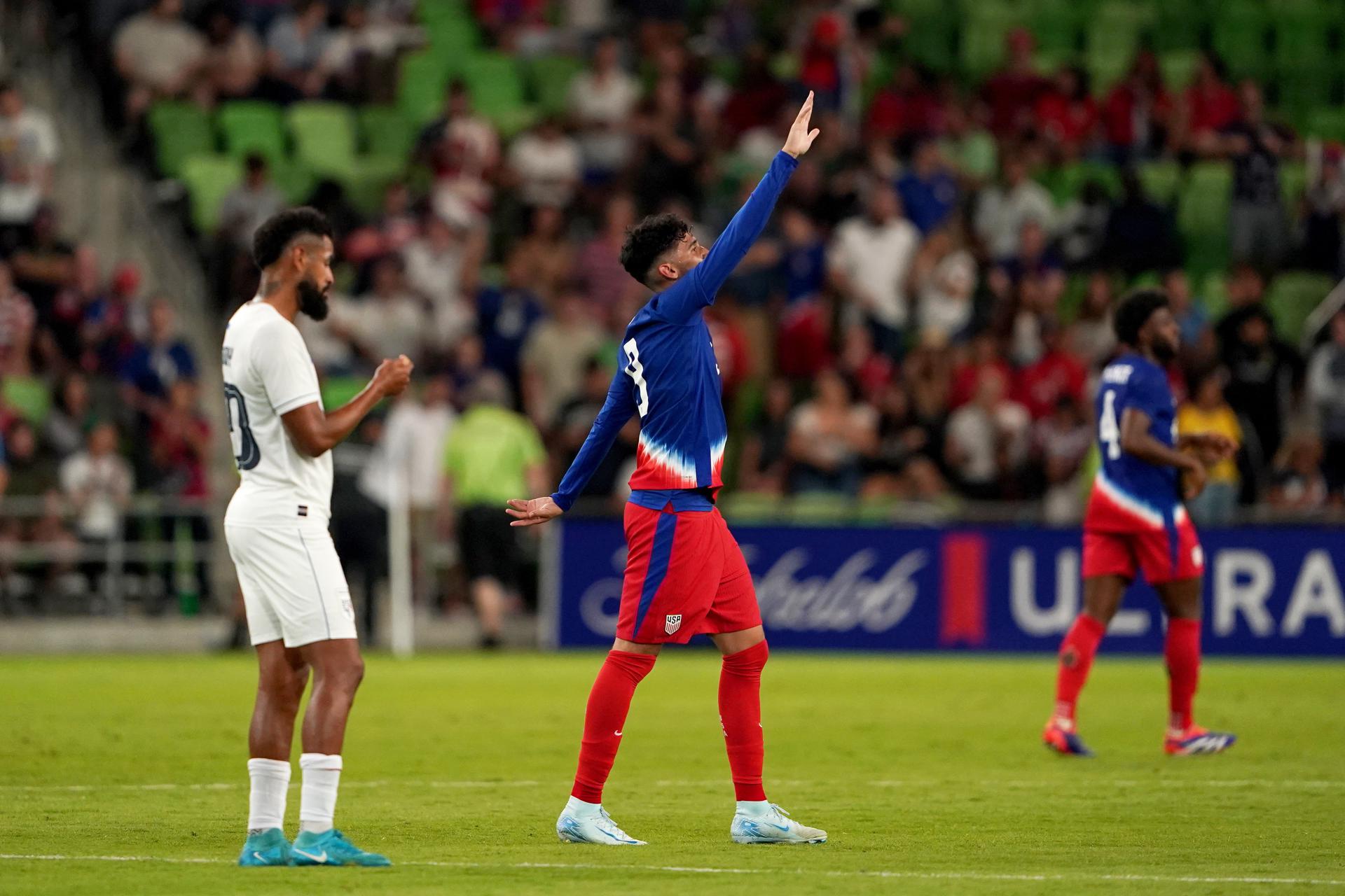 El delantero estadounidense Ricardo Pepi (c) celebra tras anotarle un gol a Panamá en un partido amistoso. EFE/DUSTIN SAFRANEK
