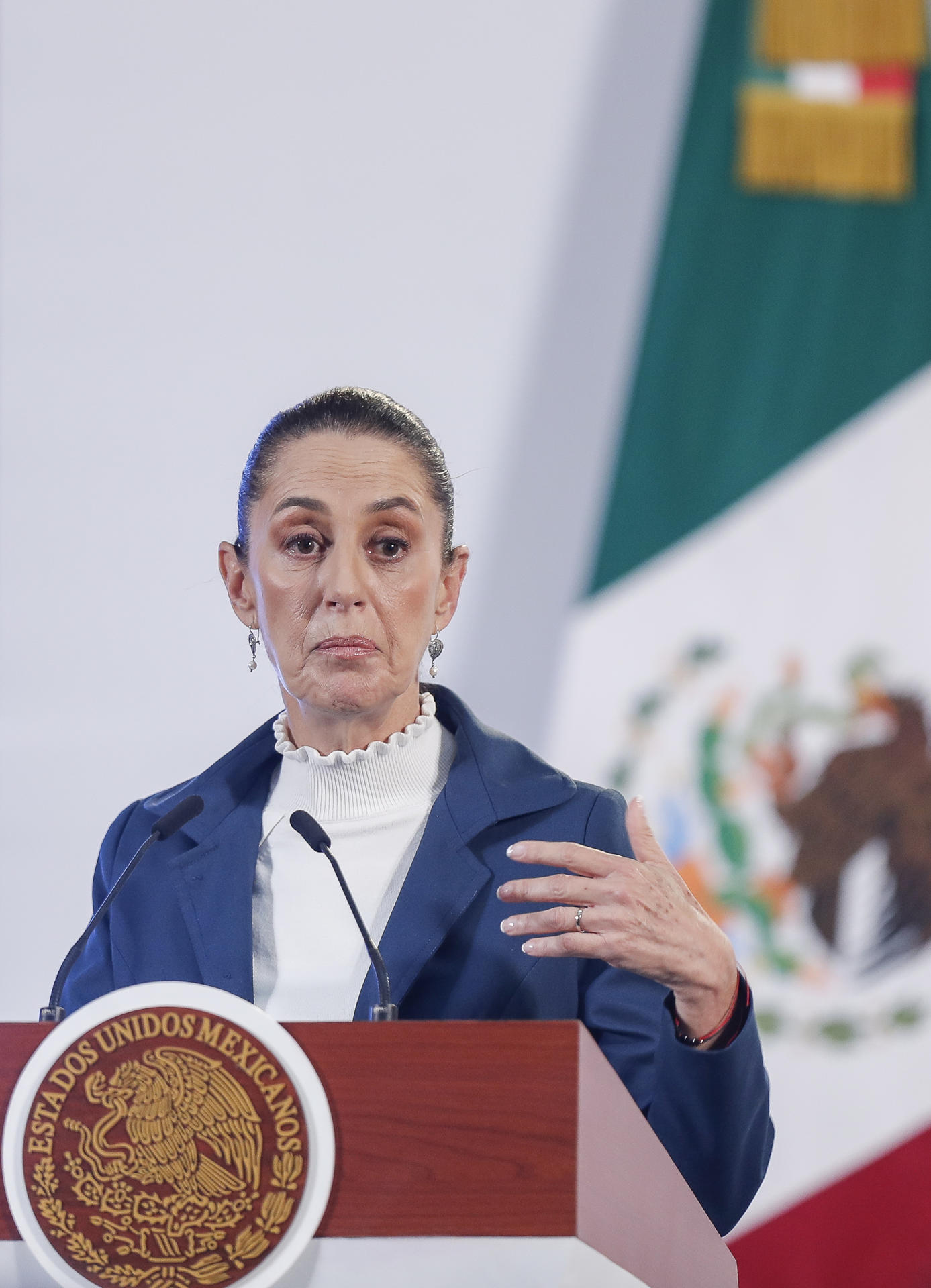 La presidenta de México, Claudia Sheinbaum, habla durante una rueda de prensa este jueves en Palacio Nacional, de la Ciudad de México (México). EFE/ Isaac Esquivel
