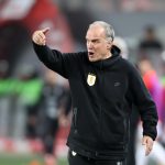 El entrenador argentino Marcelo Bielsa admitió este viernes en Lima que las críticas de Luis Suárez han afectado su autoridad en la selección de Uruguay.EFE/ Paolo Aguilar