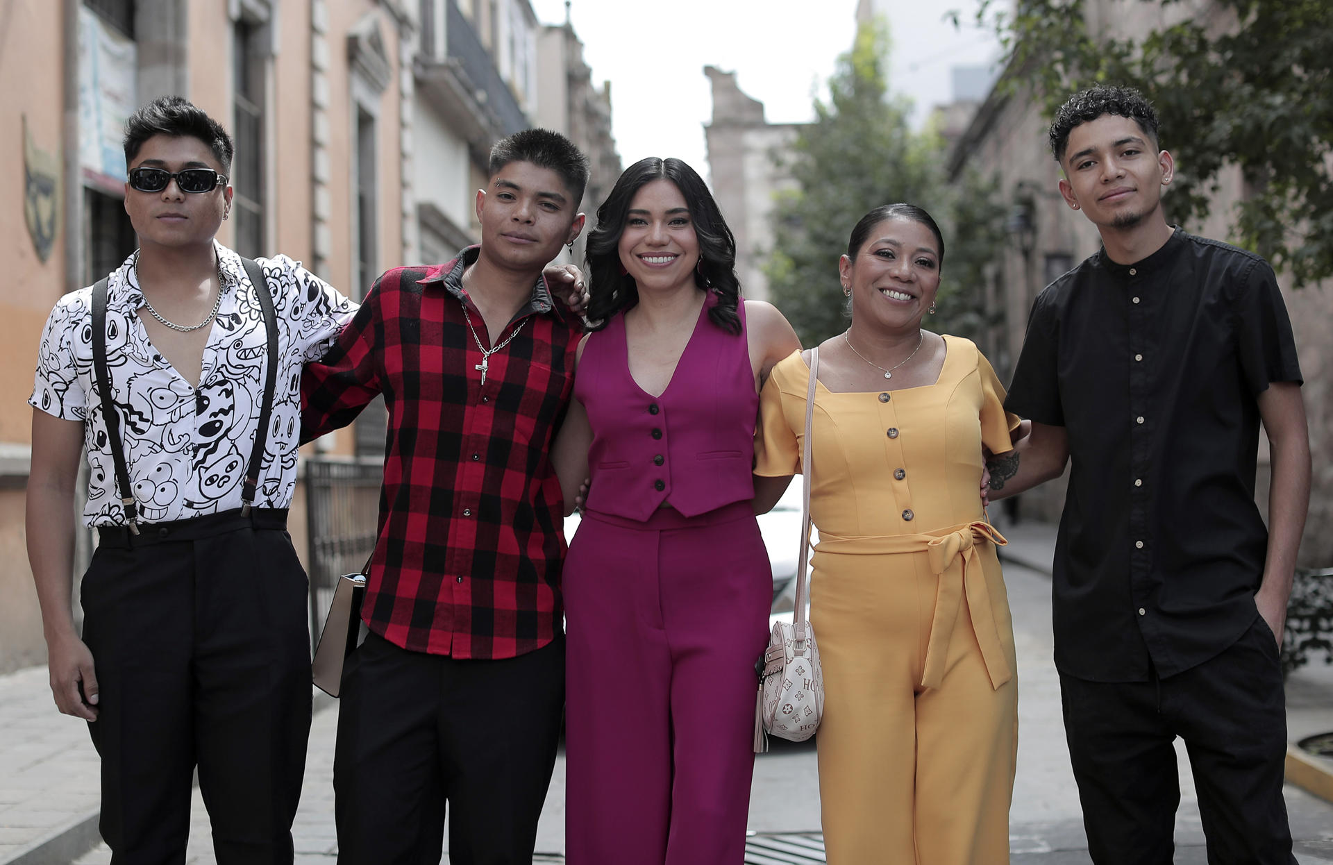 De izquierda a derecha, los actores de la película mexicana 'Sujo' Jairo Hernández, Juan Jesús Varela, Karla Garrido, Yadira Pérez y Alexis Verela, posan antes de una rueda de prensa este sábado, en el Festival Internacional de Cine de Morelia (FICM), en el estado de Michoacán (México). EFE/ Iván Villanueva
