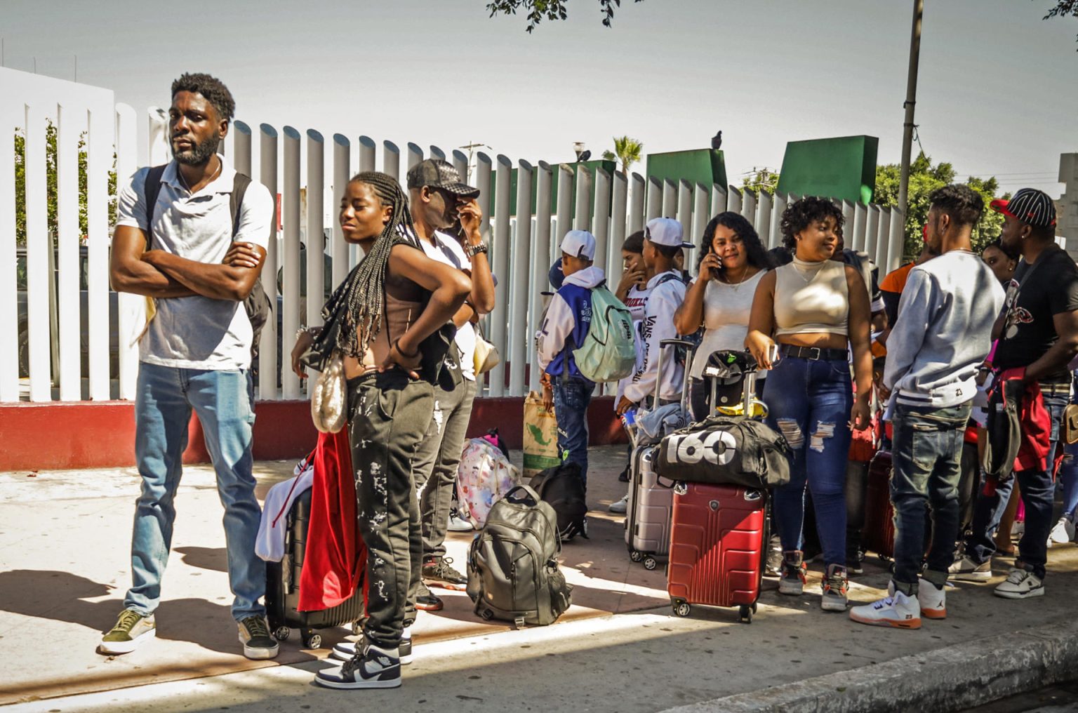 Migrantes hacen fila en una estación migratoria 'El Chaparral', este viernes en la ciudad de Tijuana en Baja California (México). EFE/Joebeth Terriquez