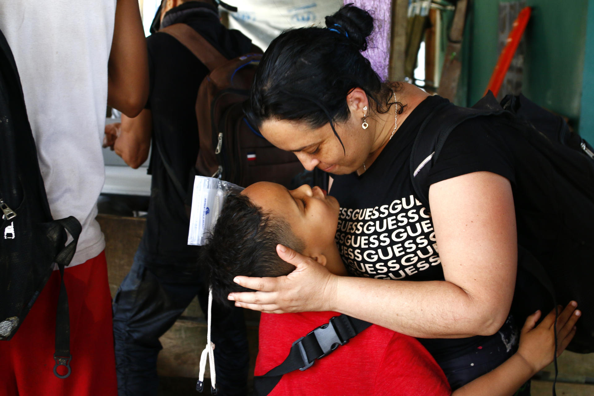 Una mujer migrante abraza a un niño este martes, en Bajo Chiquito (Panamá). EFE/ Moncho Torres
