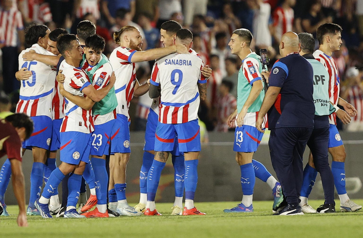 Jugadores de Paraguay fueron registrados este martes, 15 de octubre, al celebrar su victoria por 2-1 sobre Venezuela, al final de un partido de la fecha 10 de las eliminatorias sudamericanas al Mundial FIFA de 2026, en el estadio Defensores del Chaco de Asunción (Paraguay). EFE/Juan Pablo Pino