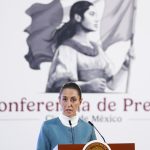 La presidenta de México, Claudia Sheinbaum, habla durante una rueda de prensa este miércoles, en el Palacio Nacional en la Ciudad de México (México). EFE/ Mario Guzmán