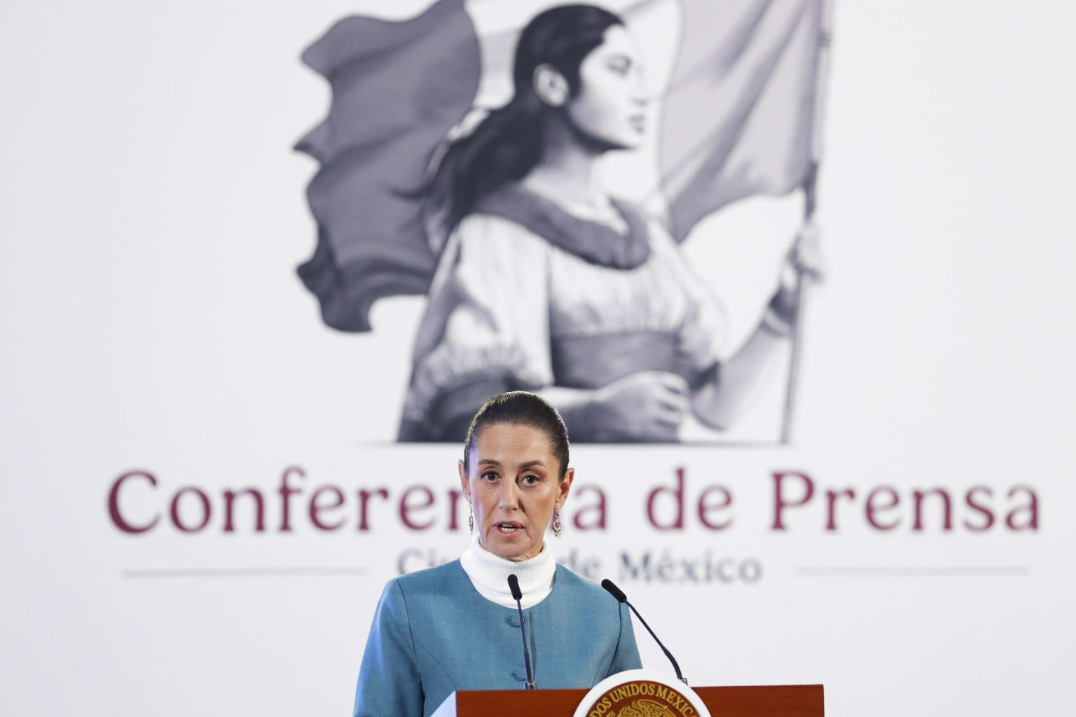 La presidenta de México, Claudia Sheinbaum, habla durante una rueda de prensa este miércoles, en el Palacio Nacional en la Ciudad de México (México). EFE/ Mario Guzmán