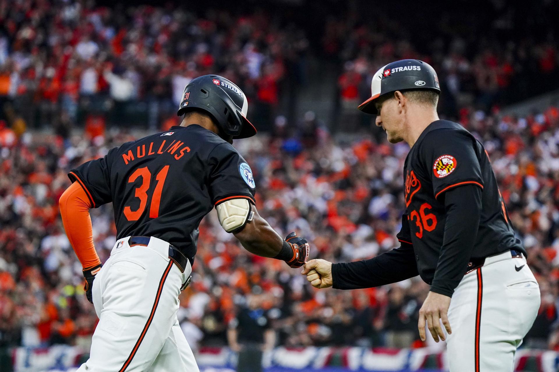 El jardinero de los Orioles de Baltimore Cedric Mullins (i), corre este miércoles las bases después de conectar en casa el único jonrón de su equipo en 18 entradas de la serie de comodines de la Liga Americana que perdieron (2-0) ante Reales de Kansas City. EFE/EPA/SHAWN THEW
