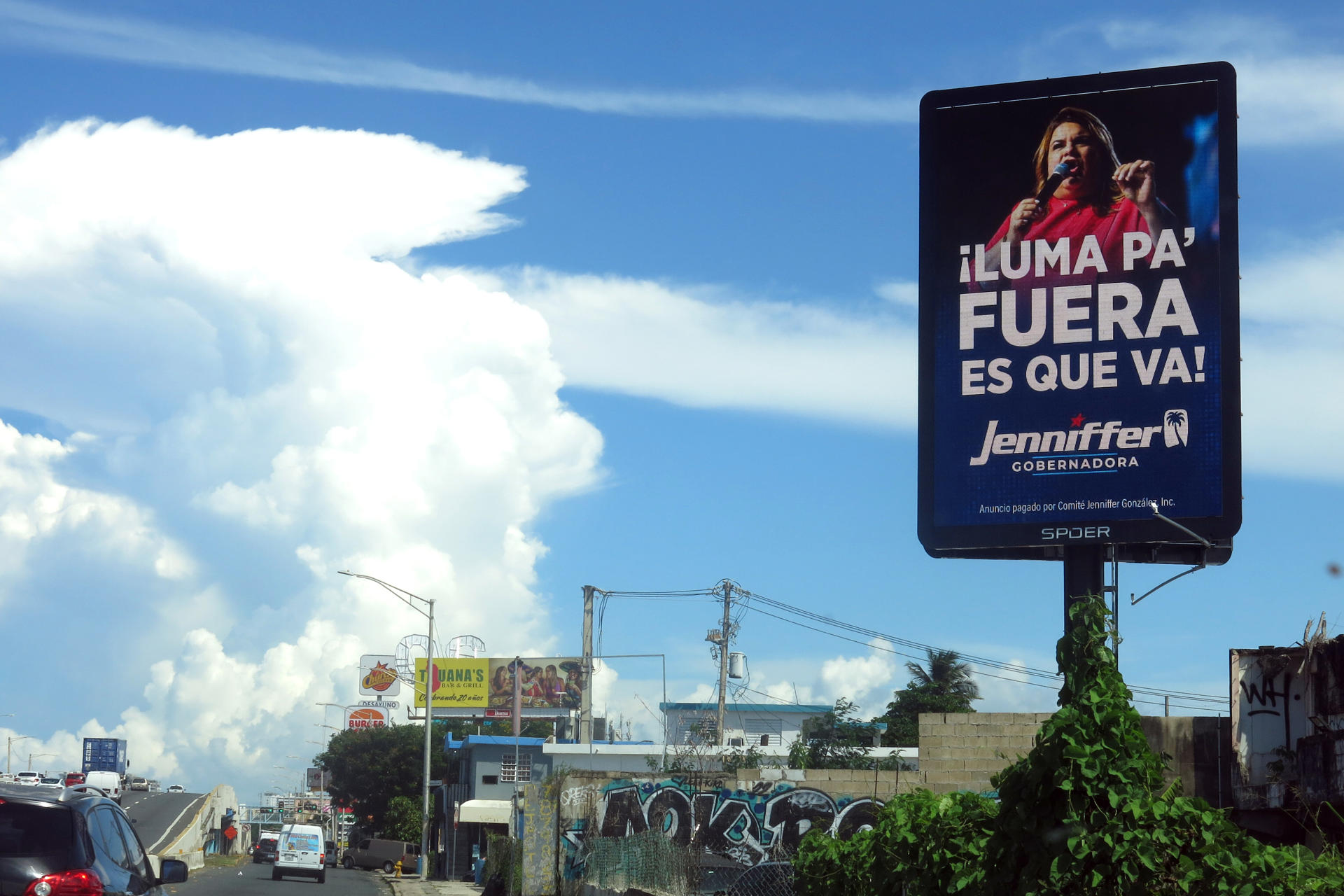 Fotografía del 25 de septiembre de 2024 donde se muestra un cartel con la imagen de la aspirante a la gobernación de Puerto Rico por el Partido Nuevo Progresista (PNP), Jenniffer González, en una calle de San Juan (Puerto Rico). EFE/ Esther Alaejos
