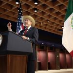 El embajador de Estados Unidos en México, Ken Salazar, habla durante una conferencia de prensa este martes, en la Ciudad de México (México). EFE/José Méndez