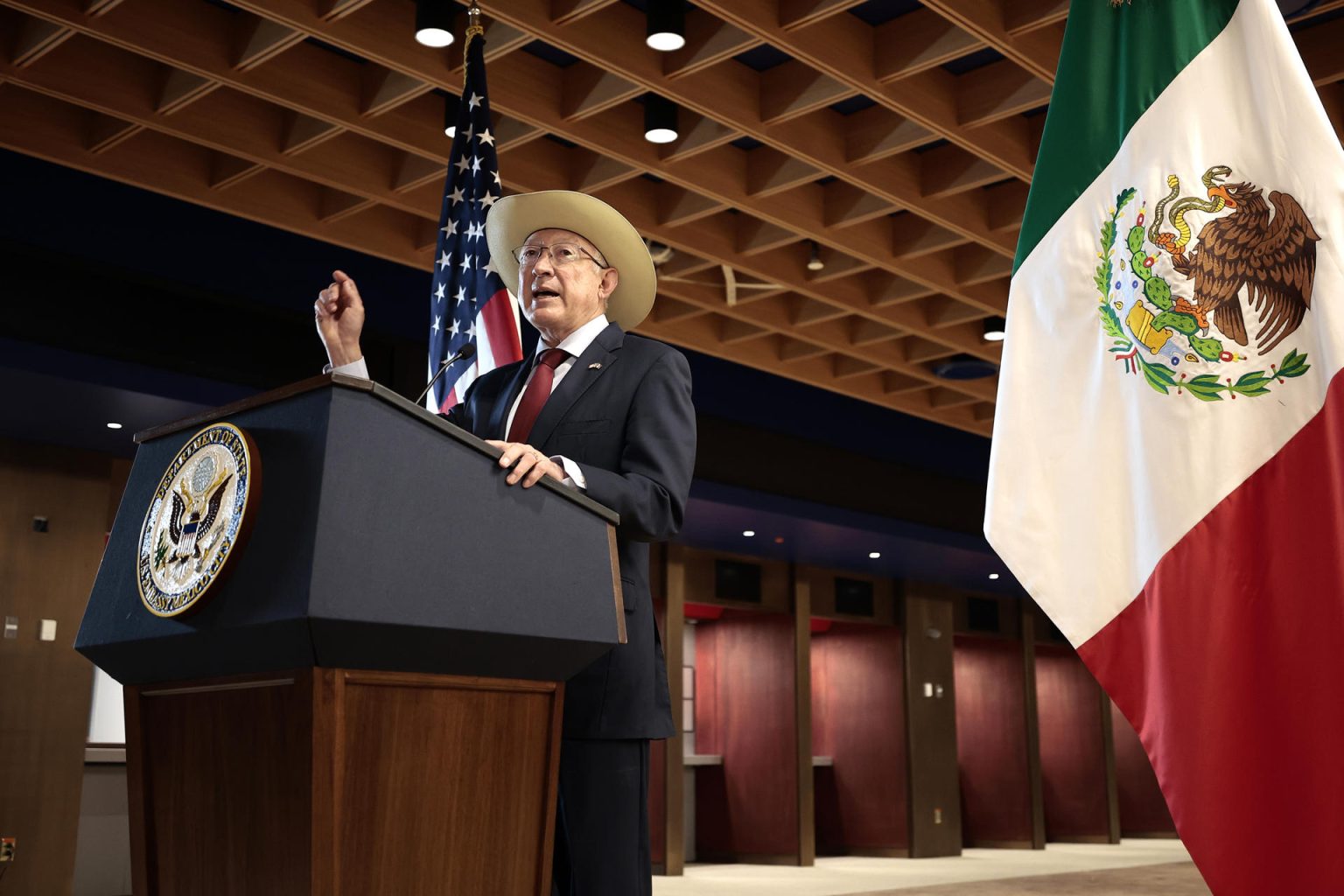 El embajador de Estados Unidos en México, Ken Salazar, habla durante una conferencia de prensa este martes, en la Ciudad de México (México). EFE/José Méndez