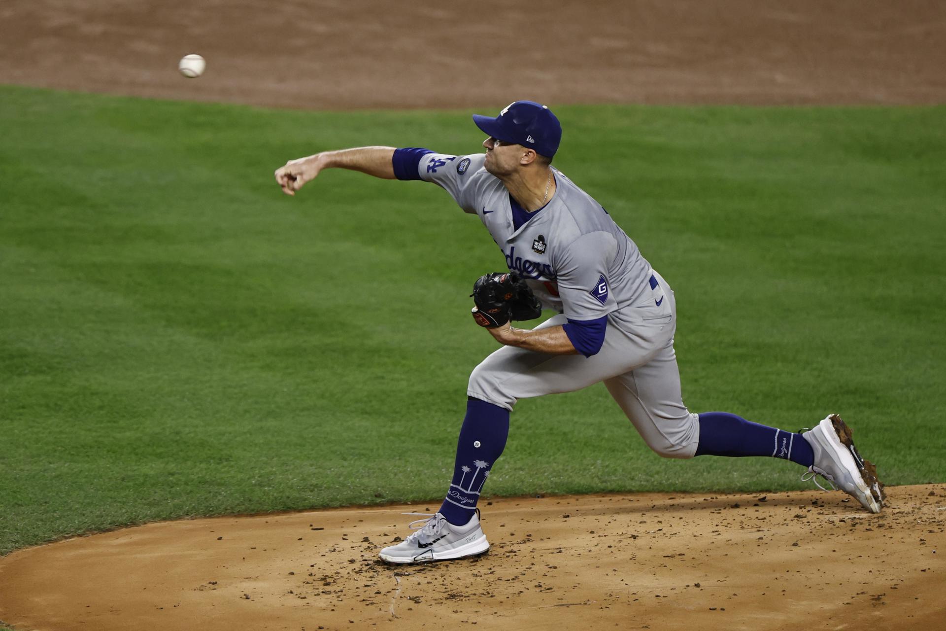 El lanzador de los Los Angeles Dodgers, Jack Flaherty, lanza una bola contra los New York Yankees en la entrada del juego cinco de la Serie Mundial de las Grandes Ligas de Béisbol (MLB). EFE/EPA/CJ GUNTHER
