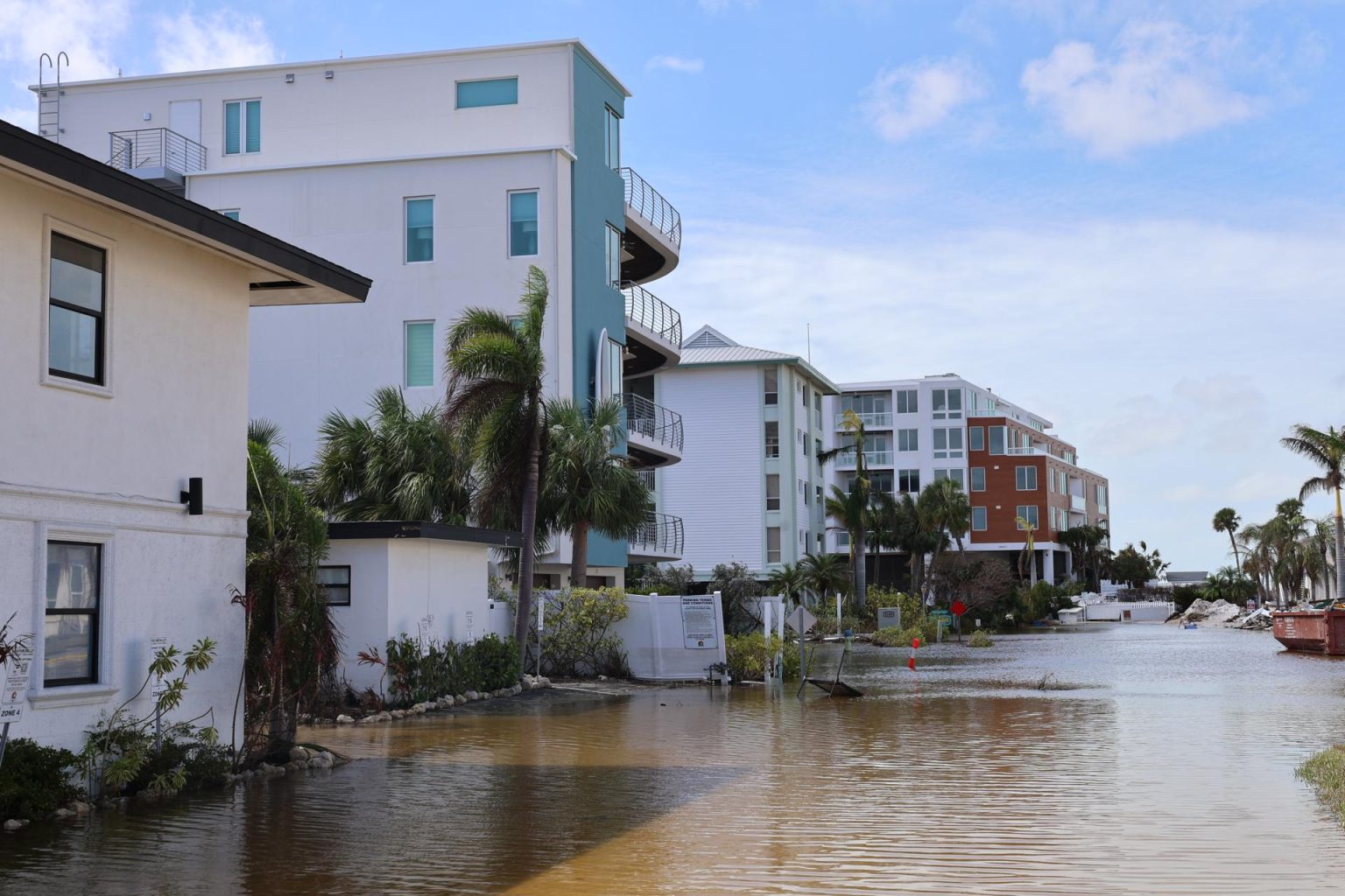 Fotografía de una calle inundada este jueves por el paso del huracán Milton en Sarasota, Florida (EE.UU.). EFE/Octavio Guzmán